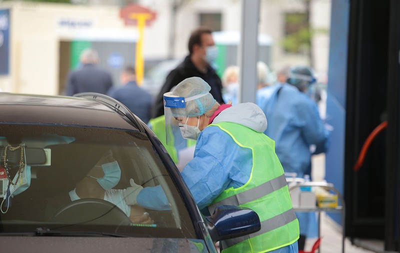 Aproape 900 de persoane, vaccinate în a doua zi de Paște la drive-thru, în București