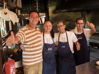 De la stânga la dreapta: Gigi (patronul), Leon și cei doi colegi brazilieni cu care lucrează la restaurantul Gigi din Quinta do Lago