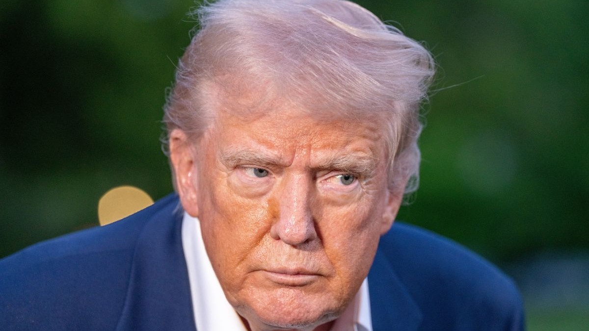 Prim plan cu pre;edintele SUA, Donald Trump, 4 mai 2025. Miliardarul privește pe sub sprâncene spre jurnaliști