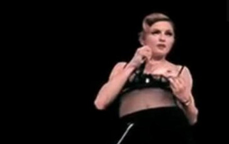 GESTURILE OBSCENE cu care MADONNA ŞOCHEAZĂ IAR. Scandalul e-n floare! VIDEO 18+