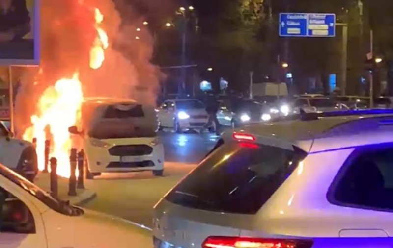 O mașină a luat foc și apoi a explodat pe unul dintre cele mai aglomerate bulevarde din București