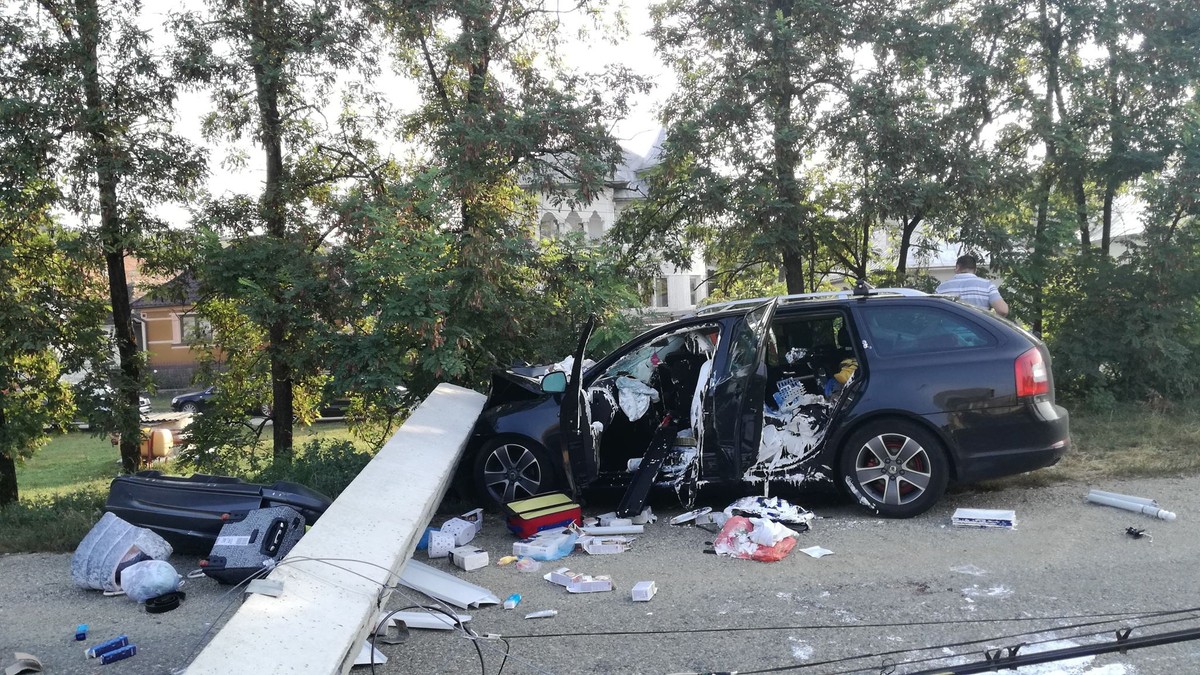 O mașină a intrat într-un stâlp, în localitatea Blăjenii de Sus. Fotografie de la fața locului, cu un autoturism Skoda distrus și stâlpul căzut lângă el