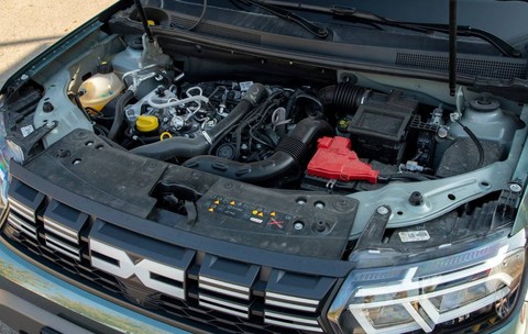  Dacia ar putea primi un motor care funcționează la peste 1 metru sub apă, urcă pante de 45° și are până la 252 CP. Imagine cu caracter ilustrativ. Sursă foto: Shutterstock