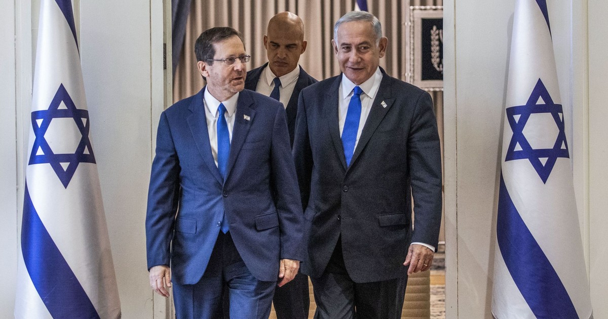 FILED - 13 November 2022, Israel, Jerusalem: Likud leader and former Israeli prime minister Benjamin Netanyahu (R) arrives at the President's Residence to receive mandate from Israeli President Isaac Herzog (L) to form a government. Benjamin Netanyahu has 10 extra days to form a governing coalition after Israeli President Isaac Herzog extended the deadline on Friday, five weeks after elections left a complicated parliamentary landscape out of which to craft a government. Photo: Ilia Yefimovich/dpa