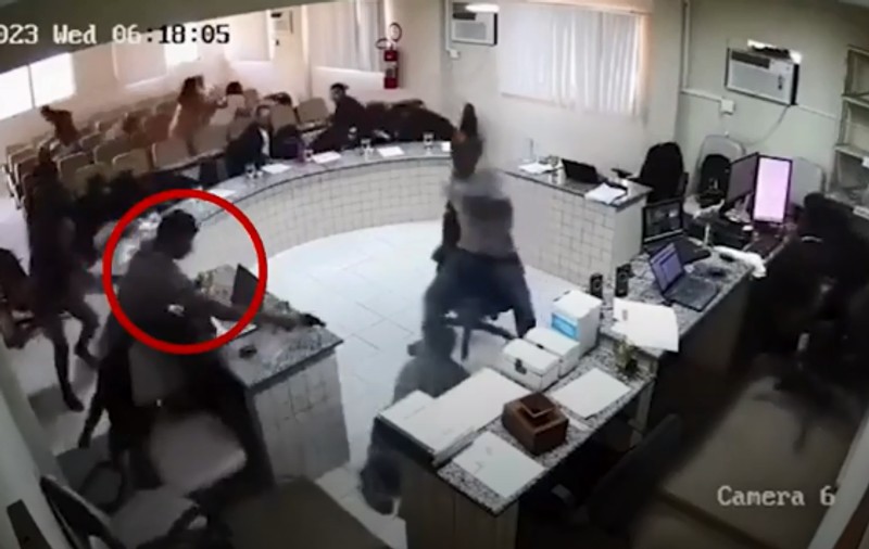 Fiul l-a împușcat de 6 ori pe ucigașul tatălui său, după ce a intrat în forță în sala de judecată, în Brazilia