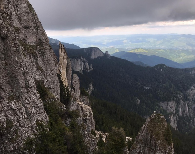 O stâncă de sute de tone din Ceahlău s-a prăbușit peste o potecă turistică. Avertisment pentru excursioniști