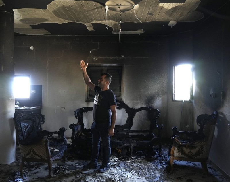 Case și mașini dintr-un sat de palestinieni din Cisiordania, incendiate de coloniștii israelieni