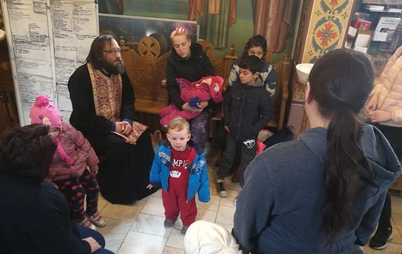 Preotul Damaschin din Iași a dat pachete de Paște pentru 4.000 de copii din familii nevoiașe. „Ne-au ajutat oameni din țară și din străinătate, studenți care au renunțat la banii de buzunar, bunici care au dat din banii de înmormântare”
