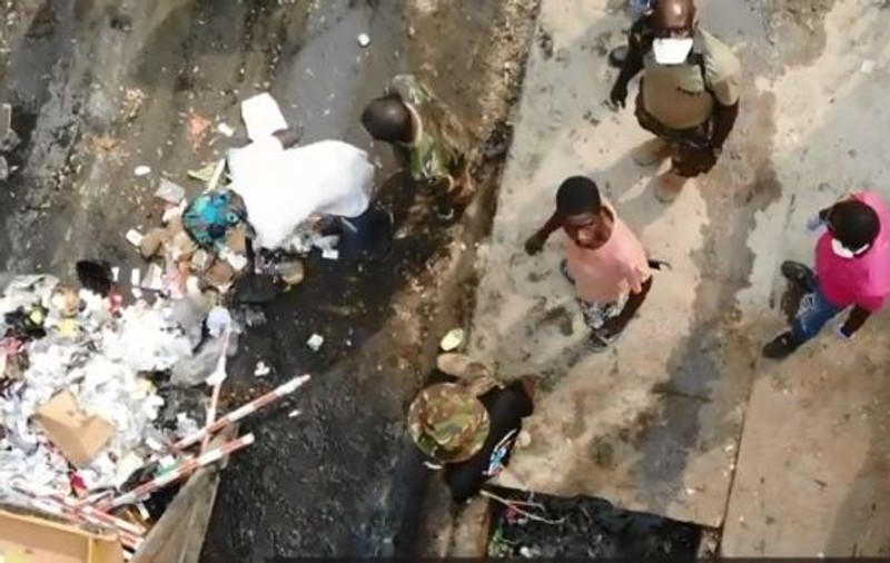 VIDEO | Țara în care există o zi națională a curățeniei în fiecare lună. Cetățenii ies pe străzi să strângă gunoaiele
