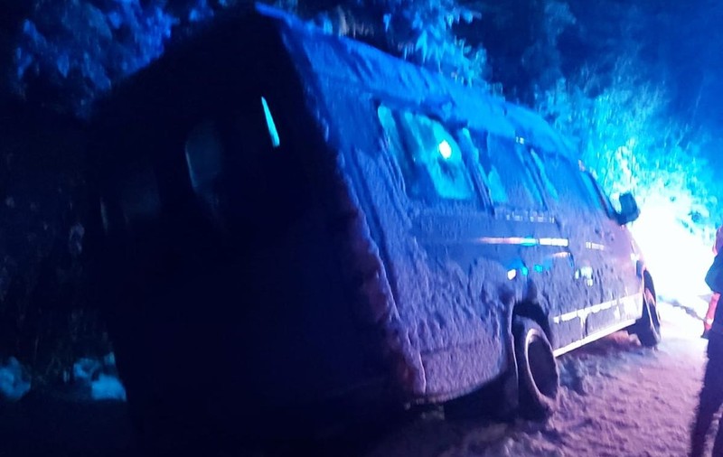 Microbuz cu sportivi, răsturnat în zona de munte a județului Vrancea. În zonă ninge abundent