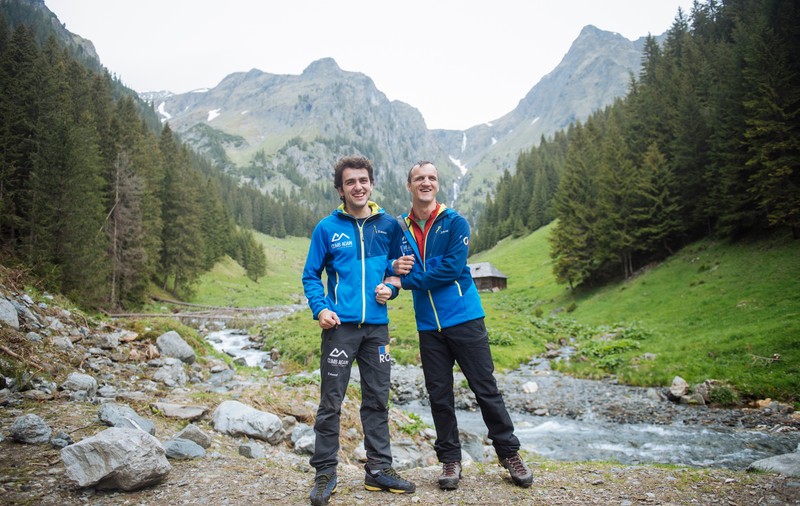 Doi sportivi români cu deficiențe de vedere se antrenează pentru o expediție pe Mont Blanc: “Împreună vedem 1%”