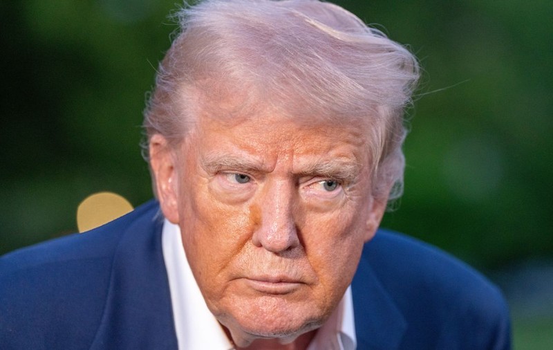 Neînfricatul Trump bombardează democraţia