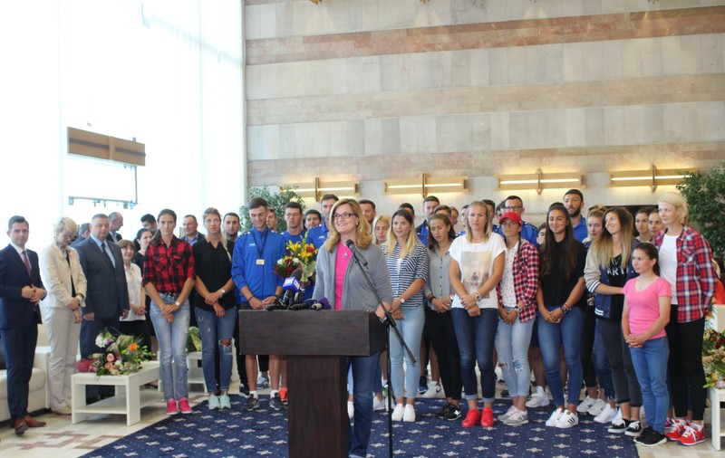 Lotul național de canotaj a fost întâmpinat la Salonul Oficial de la Aeroportul Otopeni, după performanțele reușite la Europene | GALERIE FOTO