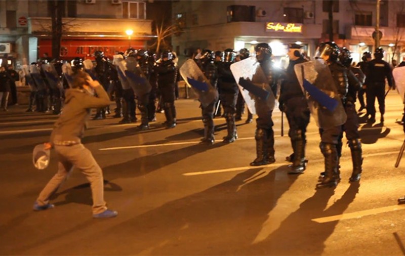 VIDEO | CELE MAI DRAMATICE MOMENTE. Manifestaţiile, prin ochii oamenilor din stradă
