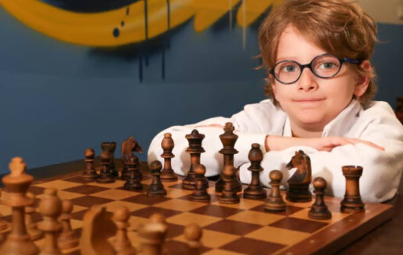 Copilul-minune al șahului mondial. Luca Protopopescu, băiețelul de 9 ani cu origini românești, a jucat 12 partide simultan în Marsilia