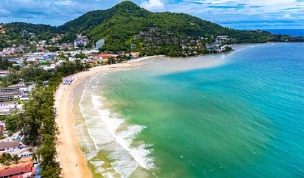 Vedere aeriană a plajei Kamala lângă Patong pe insula Phuket, Thailanda