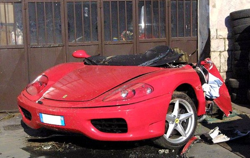 Şi-a luat Ferrari la ora 8, la 10 a făcut-o praf