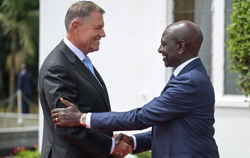 PRIMELE IMAGINI CU IOHANNIS ÎN AFRICA. „Ai venit cu ploaie!”, i-a spus șeful statului kenyan lui Iohannis. Președintele României i-a răspuns cu o vorbă din bătrâni
