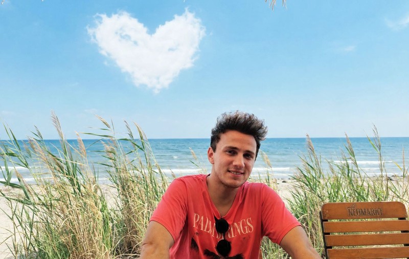 Cum au apărut Mihai Trăistariu și fratele lui, la malul mării. Constantin locuiește în Germania. „L-am cazat la unul dintre apartamentele mele”