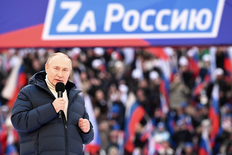 Putin, îmbrăcat în geaca de peste 10.000 de euro Loro Piana, la un concert grandios în Moscova, cu ocazia celebrării a 8 ani de la anexarea Crimeei. Foto: Epa