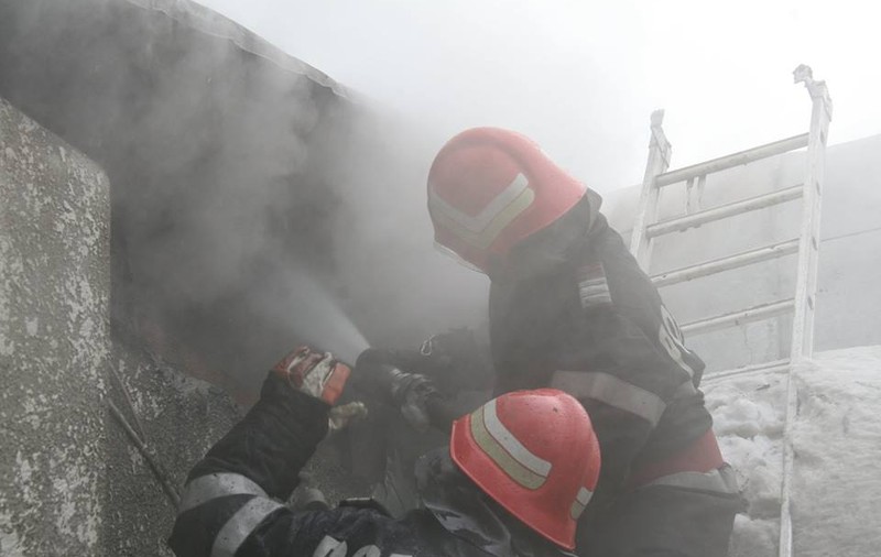 O femeie a murit și alte trei persoane au fost rănite într-un incendiu în Harghita