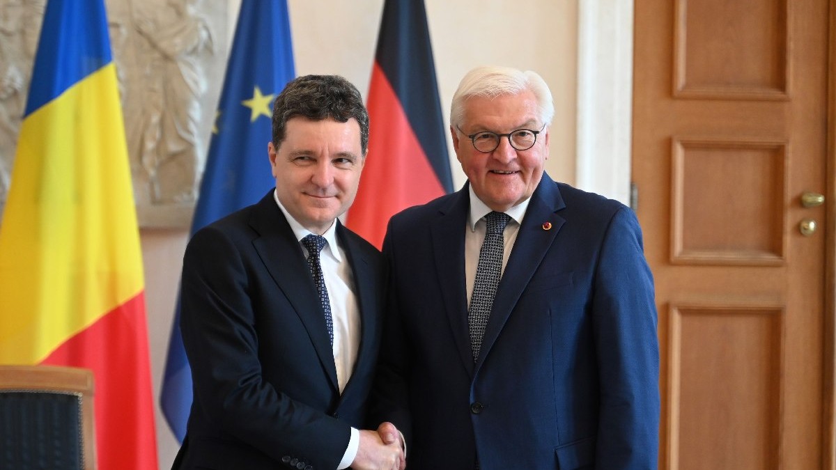 18 iulie 2025, Berlin: Președintele României, Nicușor Dan (stânga), dă mâna cu președintele Germaniei, Frank-Walter Steinmeier, la Palatul Bellevue.