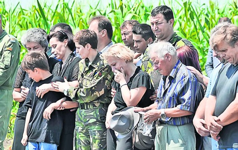 Rudele piloţilor morţi în accidentul de joi au mers la locul tragediei şi-au plâns eroii