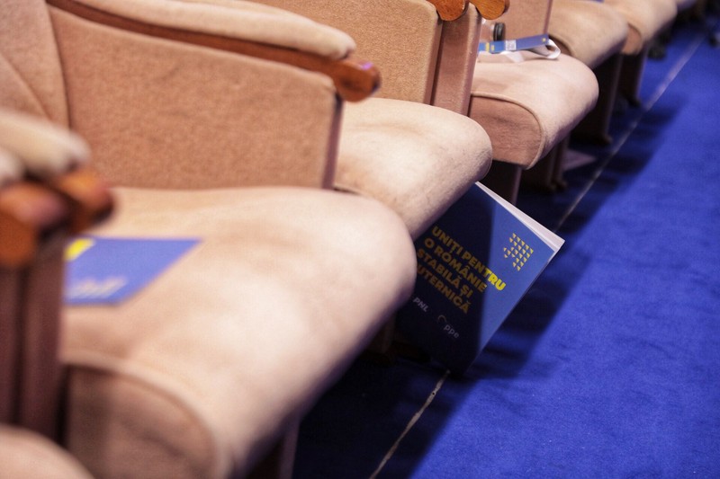 Ce rămâne după un congres: PET-uri de apă goale, aruncate sub scaune, o moțiune ici-colo și un al patrulea președinte de partid „ales” cu derogare