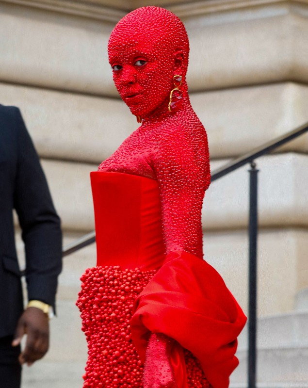 Doja Cat, apariție controversată la Paris Fashion Week. Și-a acoperit corpul cu peste 30.000 de cristale Swarovski