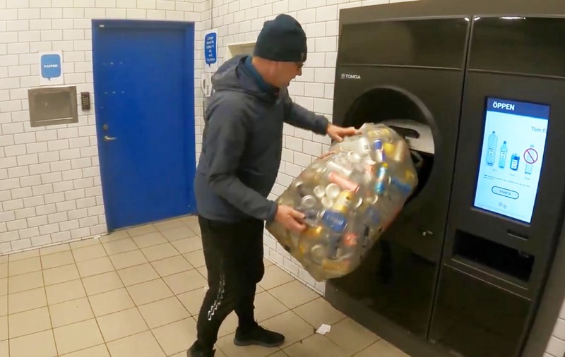 Schimbare majoră în Sistemul de Garanție-Returnare: aparate unde arunci toate sticlele odată, lansate în Polonia