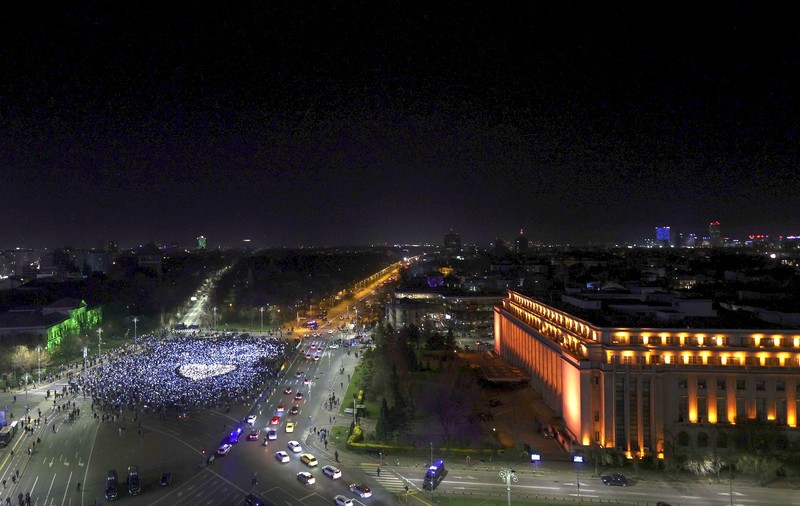 Coregrafie ca pe stadioane la mitingul EuRo Manifest, în Piața Victoriei din București