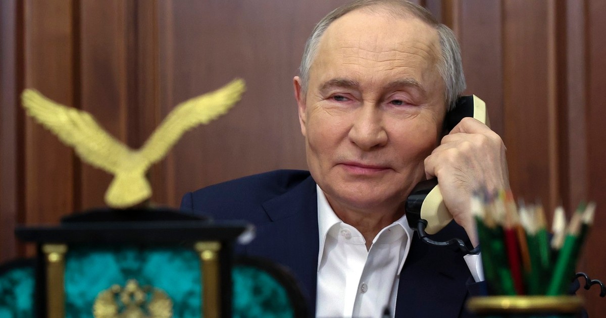 Vladimir Putin vorbind la telefon din biroul prezidențial