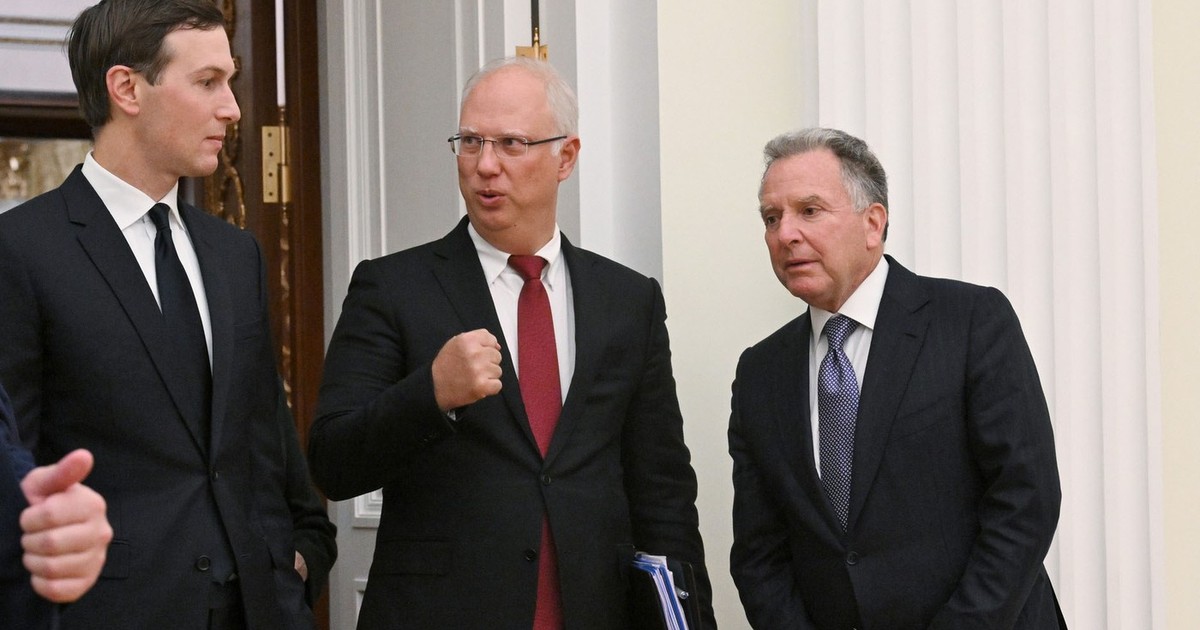 Kirill Dmitriev (centru), în timpul unei discuții cu Jared Kushner (stânga), ginerele lui Donald Trump, și emisarul american Steve Witkoff Foto: Profimedia