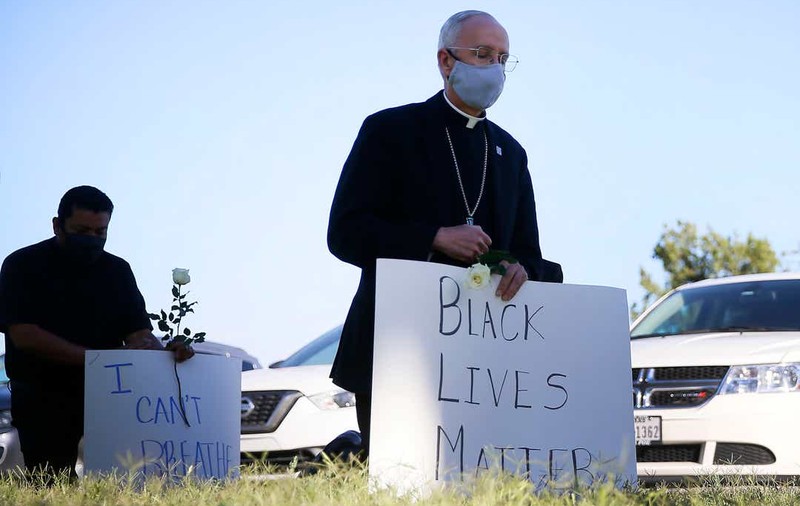 Mark Seitz, primul episcop catolic american care s-a alăturat protestelor împotriva nedreptății rasiale. A fost sunat de Papa Francisc