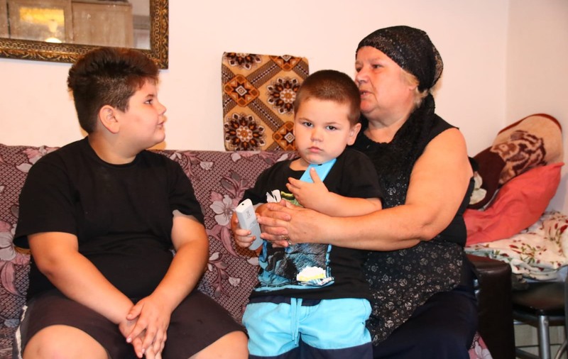 EXCLUSIV/ Bunica Tania trebuie să crească doi nepoței cu o pensie de 900 de lei. Fiica ei a murit, ginerele s-a sinucis și copiii lor i-au rămas în grijă