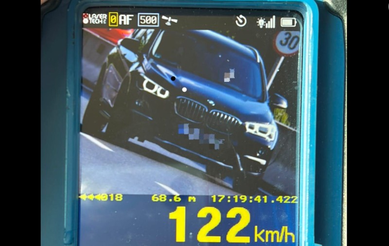 Un șofer începător de BMW a trăit cu impresia că nu există limită de viteză în localitate și a rămas patru luni fără permis, în Constanța