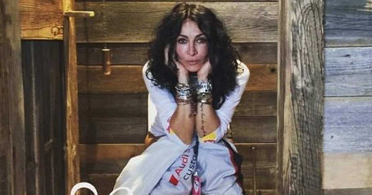 Mihaela Rădulescu, fotigrafiată în timp ce stătea pe vasul de toaleta