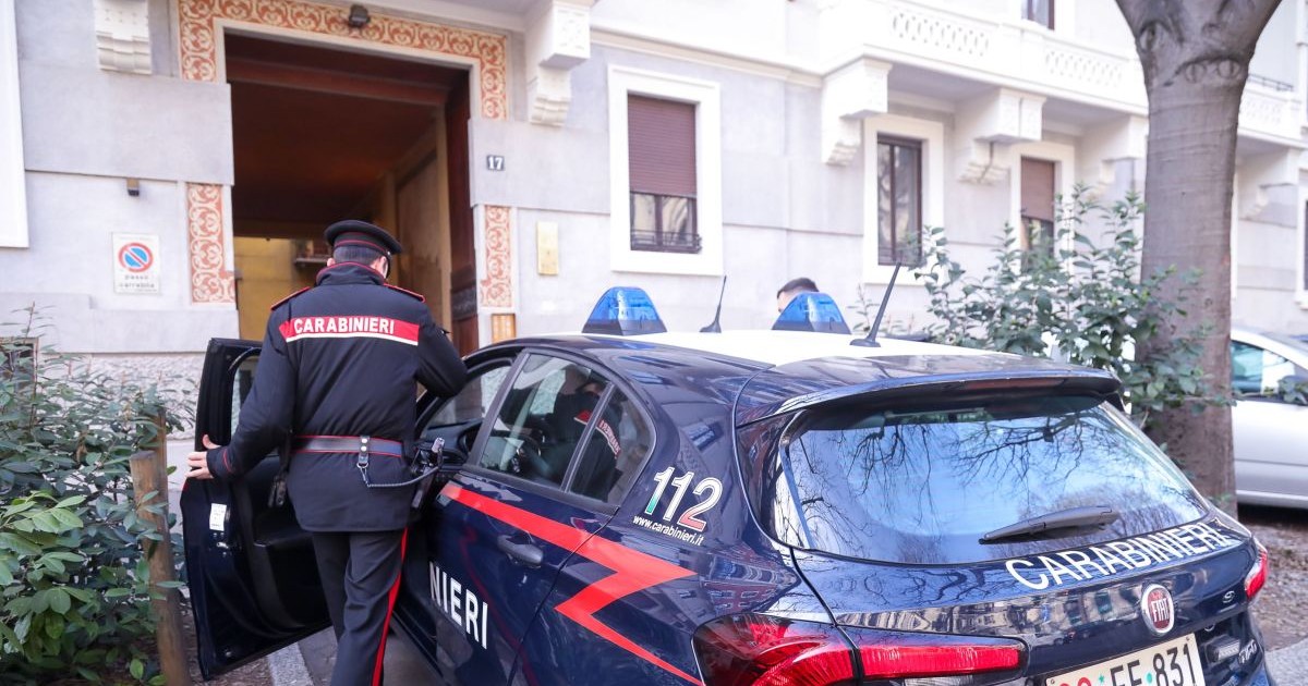 Un polițist din Italia intră în autospecială, Milano, 26 ianuarie 2023