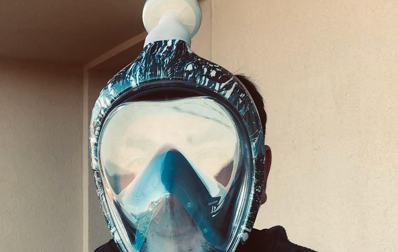 Un medic şi un producător de desene animate au modificat, pentru uz medical, o mască de snorkeling