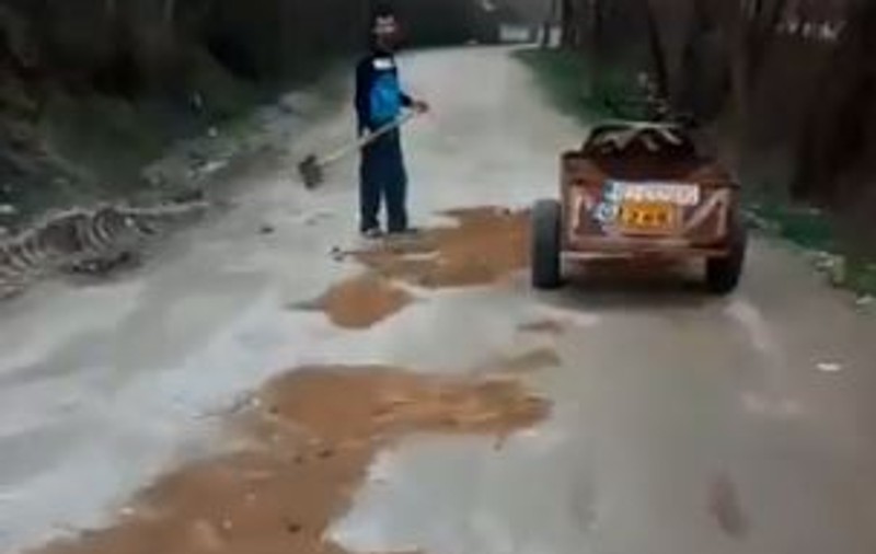 Un localnic din Gorj a reparat singur un drum comunal VIDEO