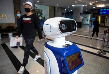 Un robot care verifică temperatura oamenilor | Foto: EPA