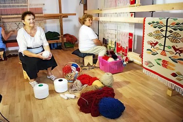 Covorul a fost lucrat de trei țesătoare
