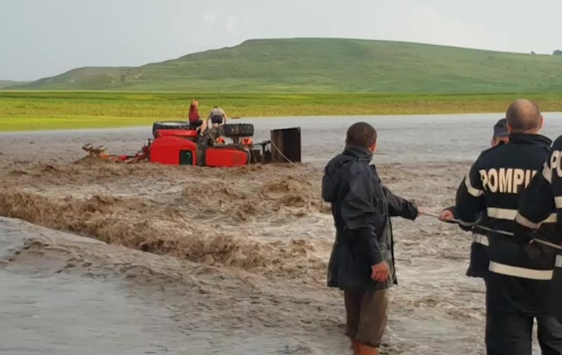 Inundații de proporții în Botoșani. O femeie și un copil de 5 ani, izolați de ape. Tractorist, luat de viitură / FOTO&VIDEO