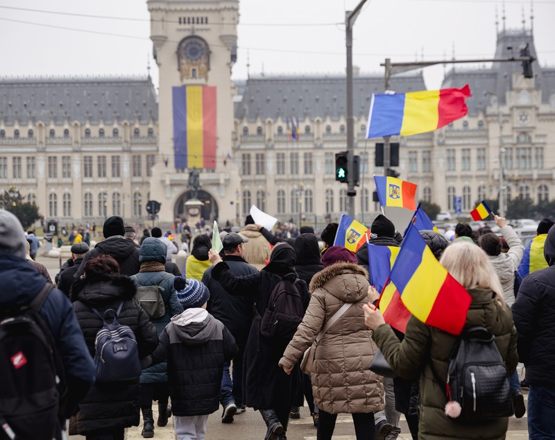 Ziua Unirii în imagini la Iași: câteva mii de oameni s-au bucurat de „sârba moldovenilor” și au fluierat puținii politicieni prezenți | Fotoreportaj
