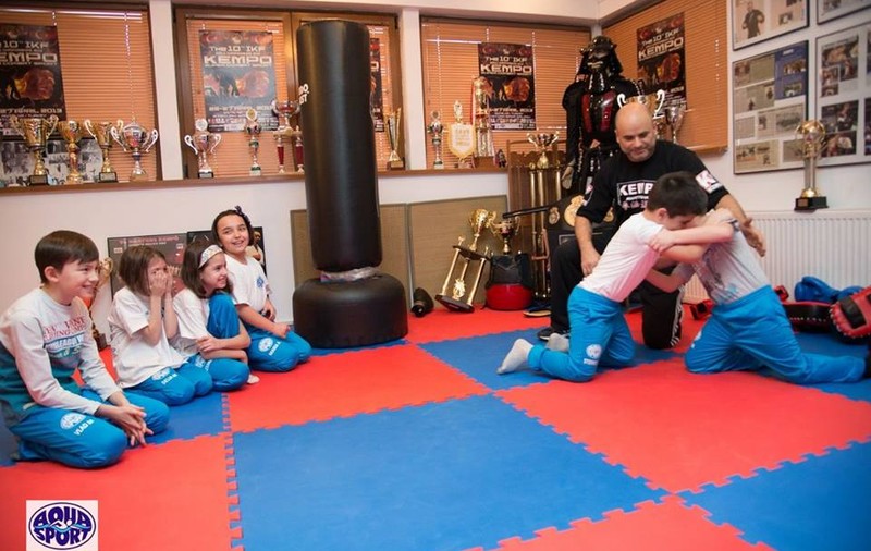 Copiii de la clubul de înot Aqua Sport au descoperit beneficiile antrenamentelor de kempo