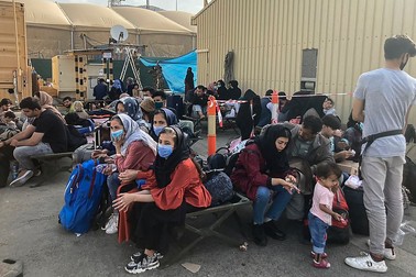 Oameni care așteaptă să fie evacuați de pe aeroportul din Kabul | Foto: Profimedia