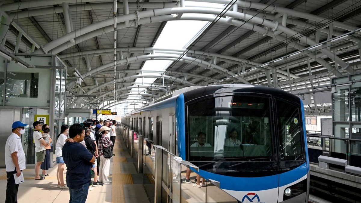 Metroul intră în stațiea din cel mai mare oraș din Vietnam