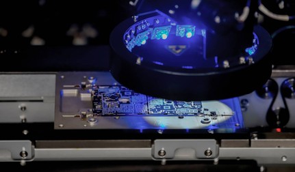 Inspecție automatizată pentru calitatea componentelor montate pe o placă de bază a unui smartphone Honor.