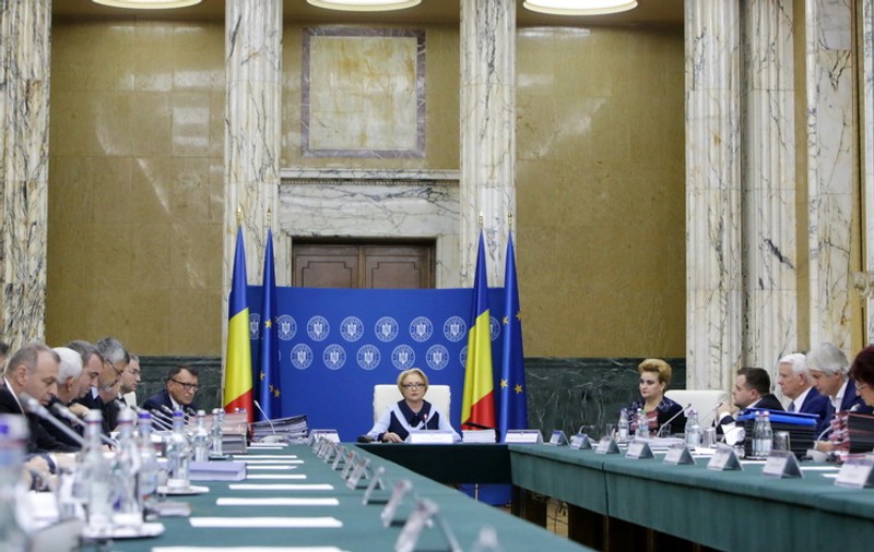 Achiziţii de lux la Guvern, pentru Sărbători: "Coşuri tradiţionale" de 10.000 de euro, casete cadou de 16.000 de euro