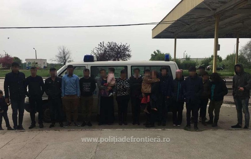 Polițiștii de frontieră au oprit 19 migranți din drumul spre Ungaria. Printre fugari sunt și șase copii, unul în vârstă de doar trei ani